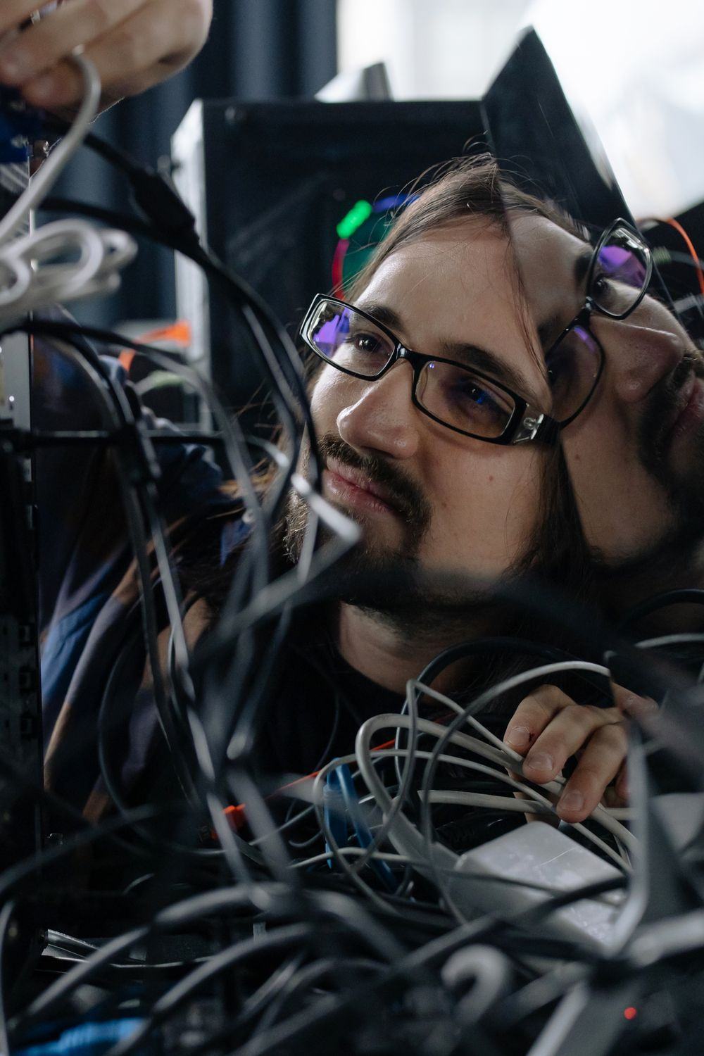 Técnico de SpeedNet revisando equipos de red en un gabinete